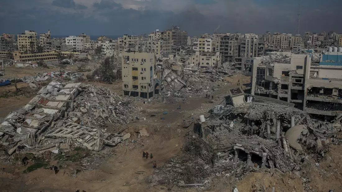 Bild der Verwüstung: Zahlreiche Gebäude im Gazastreifen liegen in Trümmern. - Bild: Omar Ishaq/dpa