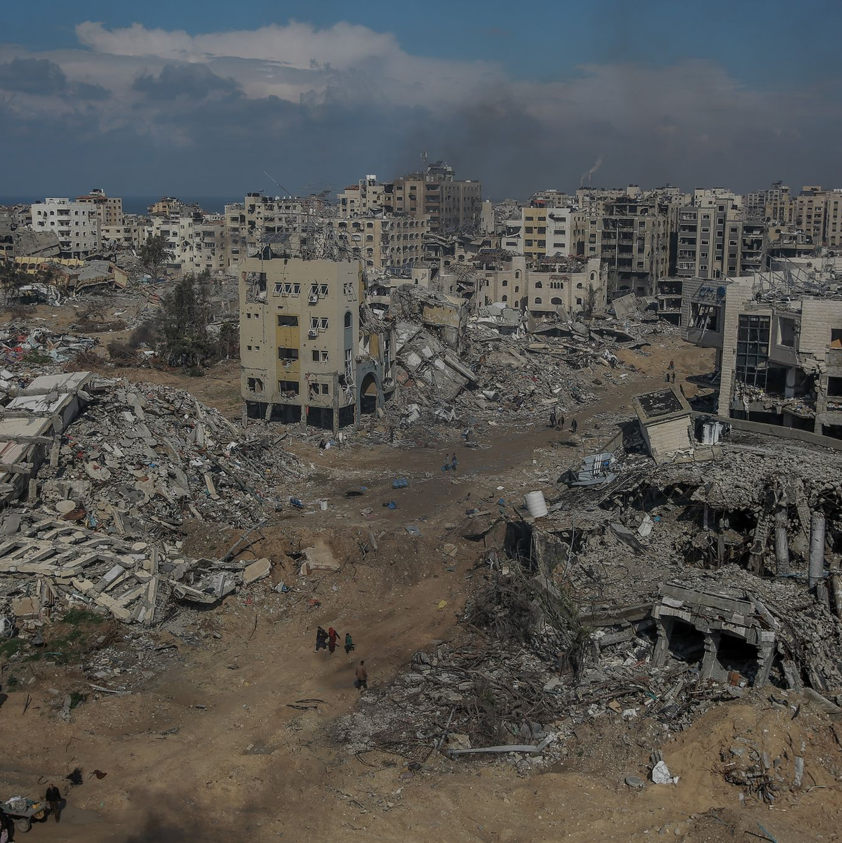 Bild der Verwüstung: Zahlreiche Gebäude im Gazastreifen liegen in Trümmern. - Foto: Omar Ishaq/dpa