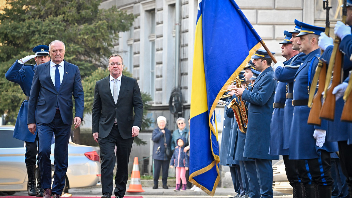 Bundesverteidigungsminister Boris Pistorius wird bei seiner Ankunft in Bosnien-Herzegowina von Verteidigungsminister Zukan Helez mit militärischen Ehren begrüßt. - Foto: Soeren Stache/dpa