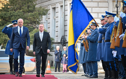 Bundesverteidigungsminister Boris Pistorius wird bei seiner Ankunft in Bosnien-Herzegowina von Verteidigungsminister Zukan Helez mit militärischen Ehren begrüßt. - Foto: Soeren Stache/dpa