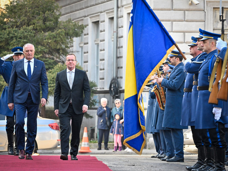 Bundesverteidigungsminister Boris Pistorius wird bei seiner Ankunft in Bosnien-Herzegowina von Verteidigungsminister Zukan Helez mit militärischen Ehren begrüßt. - Foto: Soeren Stache/dpa