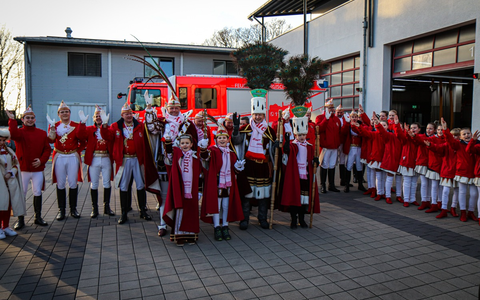 FW-GL: Dreimol Gläbbisch Alaaf op de Füürwaach Bergisch Gladbacher Dreigestirne zu Gast bei der Feuerwehr - Foto: presseportal.de