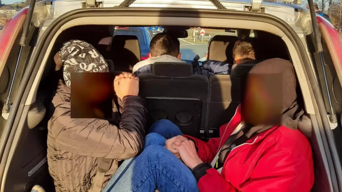 Bundespolizeidirektion München: Mutmaßlicher Schleuser flieht vor Polizei und soll andere auf der A8 gefährdet und bei der Festnahme Widerstand geleistet haben - Bild: presseportal.de
