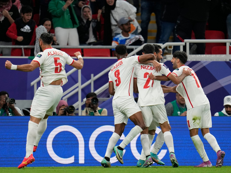 Jordanien setzte sich im Halbfinale des Asien-Cups überraschend gegen Südkorea durch. - Foto: Aijaz Rahi/AP/dpa