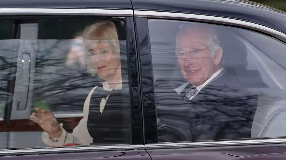 König Charles III. und Königin Camilla verlassen in einer Limousine das Clarence House in London. - Bild: James Manning/PA Wire/dpa
