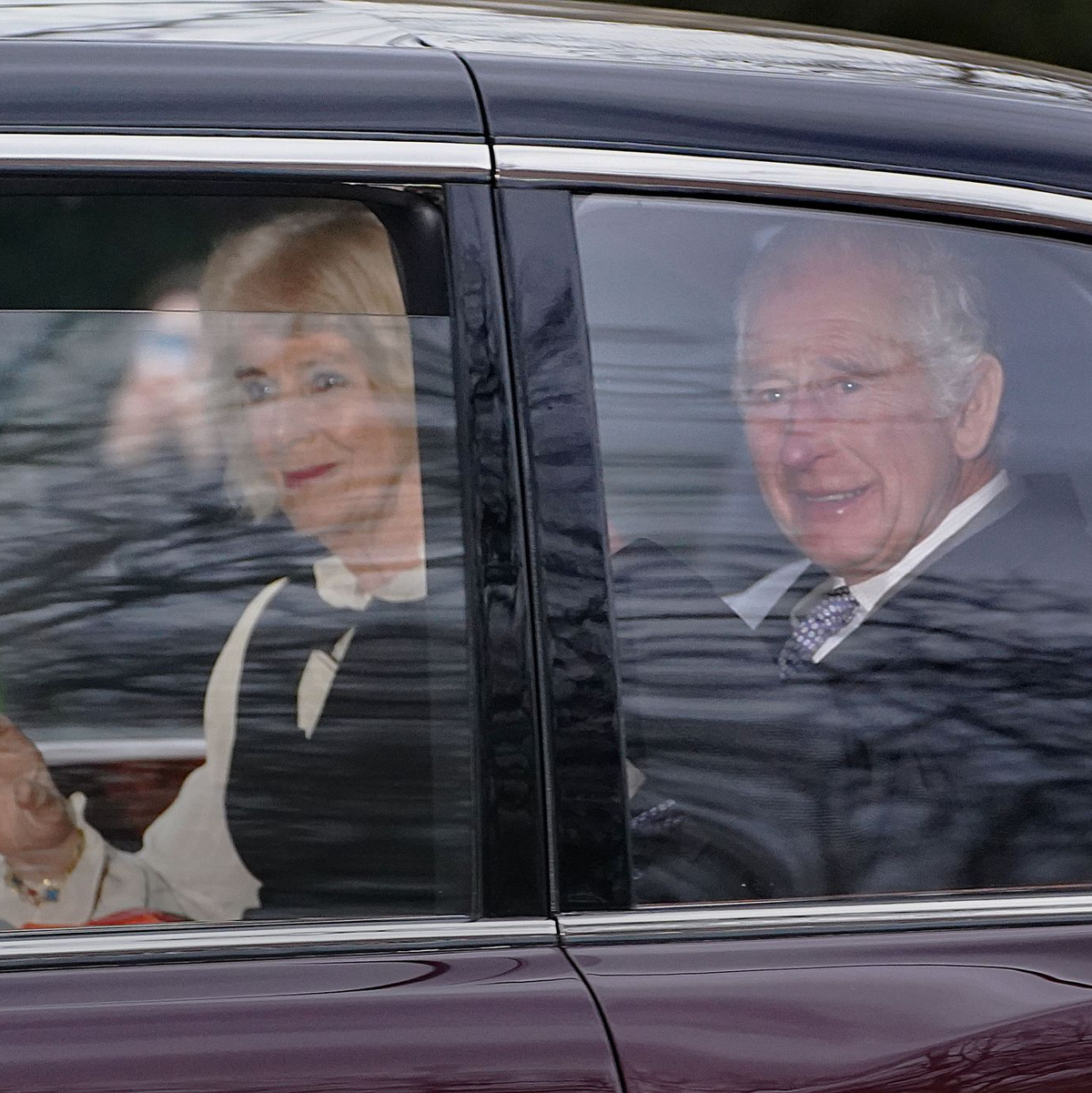 König Charles III. und Königin Camilla verlassen in einer Limousine das Clarence House in London. - Foto: James Manning/PA Wire/dpa