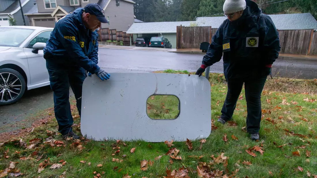 Der Türstopfen der bei dem Alaska Airlines Flug 1282 herausgebrochen war. - Bild: -/National Transportation Safety Board/AP/dpa
