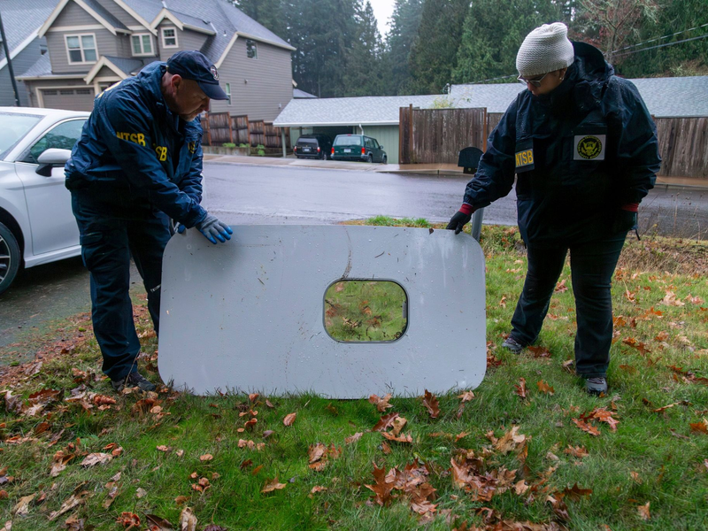 Der Türstopfen der bei dem Alaska Airlines Flug 1282 herausgebrochen war. - Foto: -/National Transportation Safety Board/AP/dpa