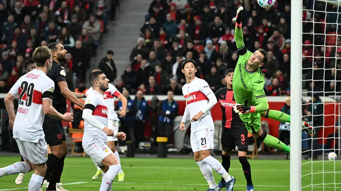 Bayer-Keeper Matej Kovar konnte den Kopfballtreffer von Waldemar Anton (verdeckt) zum 0:1 nicht verhindern. - Bild: Federico Gambarini/dpa