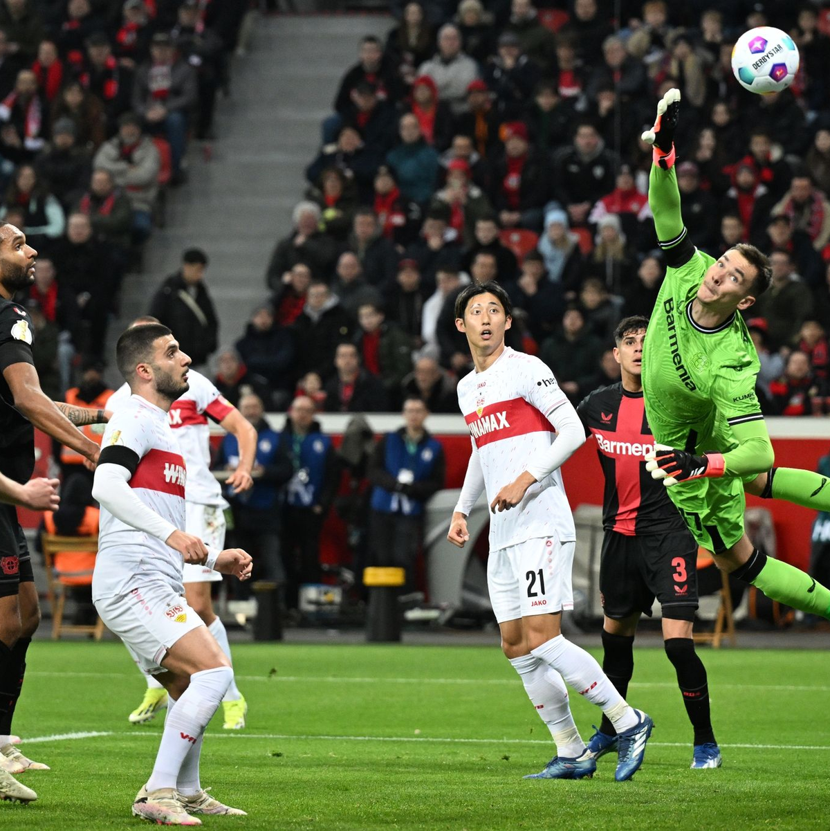 Bayer-Keeper Matej Kovar konnte den Kopfballtreffer von Waldemar Anton (verdeckt) zum 0:1 nicht verhindern. - Foto: Federico Gambarini/dpa