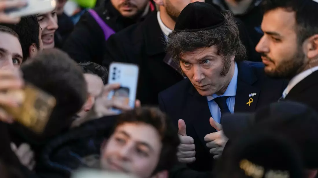 Der argentinische Präsident Javier Milei kommt zu Gesprächen mit Israels Ministerpräsident Benjamin Netanjahu zusammen. Er gilt als treuer Verbündeter Israels. - Bild: Leo Correa/AP