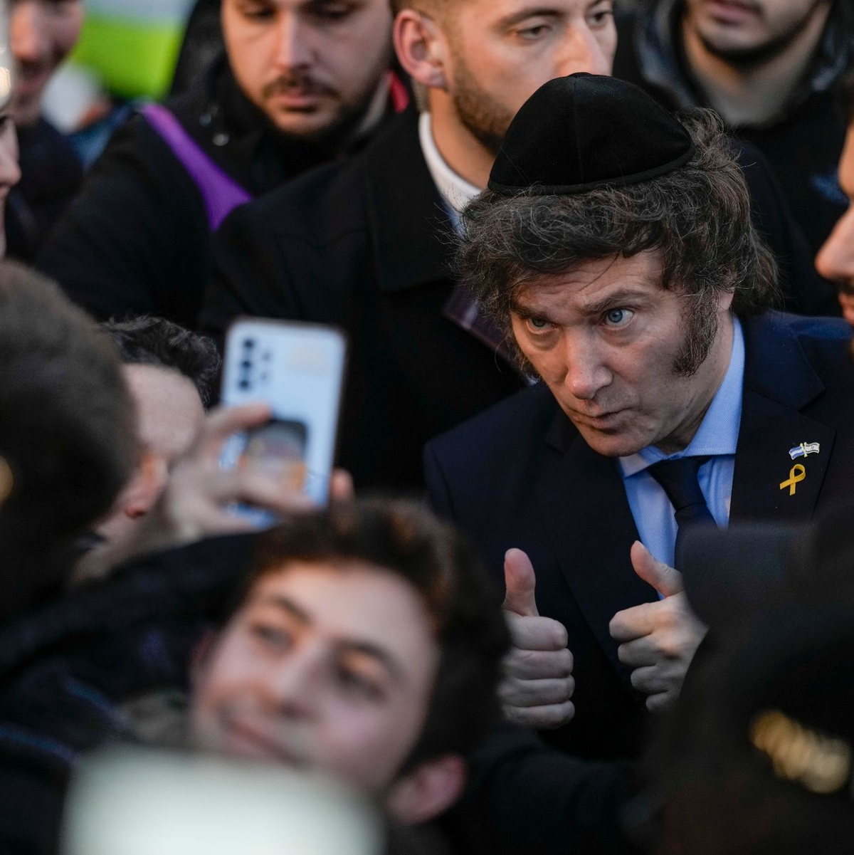 Der argentinische Präsident Javier Milei kommt zu Gesprächen mit Israels Ministerpräsident Benjamin Netanjahu zusammen. Er gilt als treuer Verbündeter Israels. - Foto: Leo Correa/AP