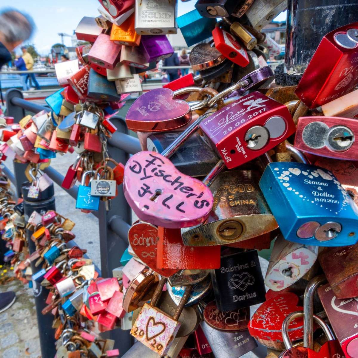 Insbesondere frisch Verliebte neigen dazu, den geliebten Menschen auf ein Podest zu stellen. - Foto: Jens Büttner/dpa