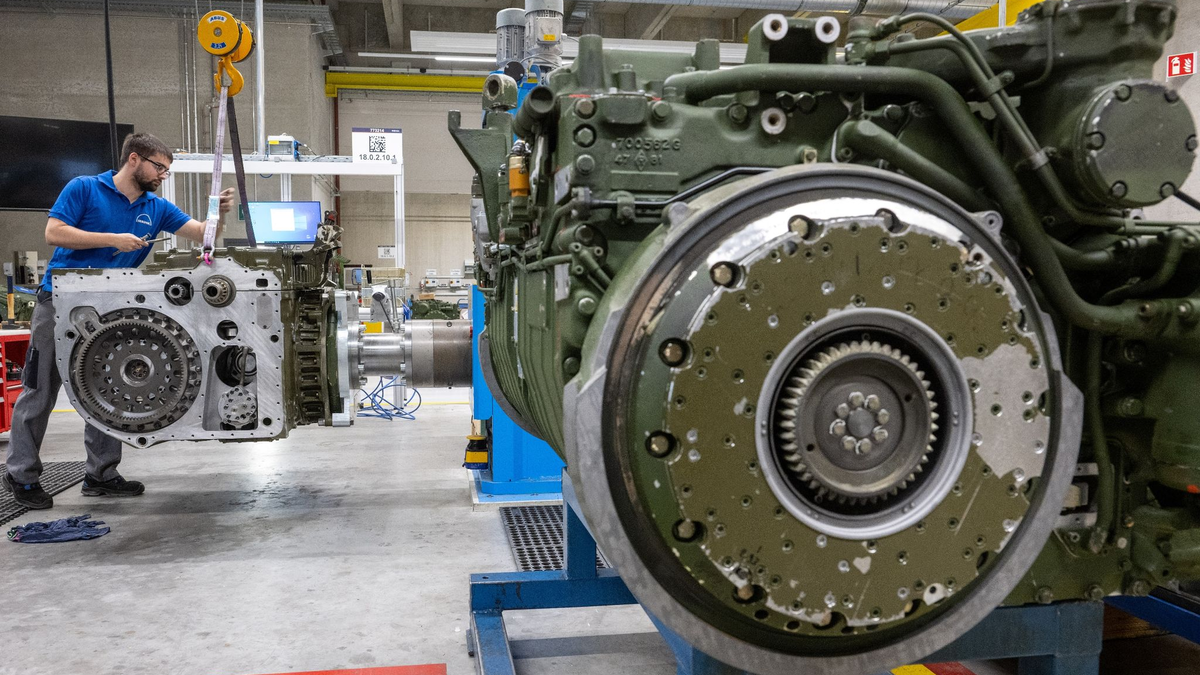 Ein Mitarbeiter montiert bei dem Unternehmen Renk das Getriebe für einen Panzer. - Foto: Stefan Puchner/dpa