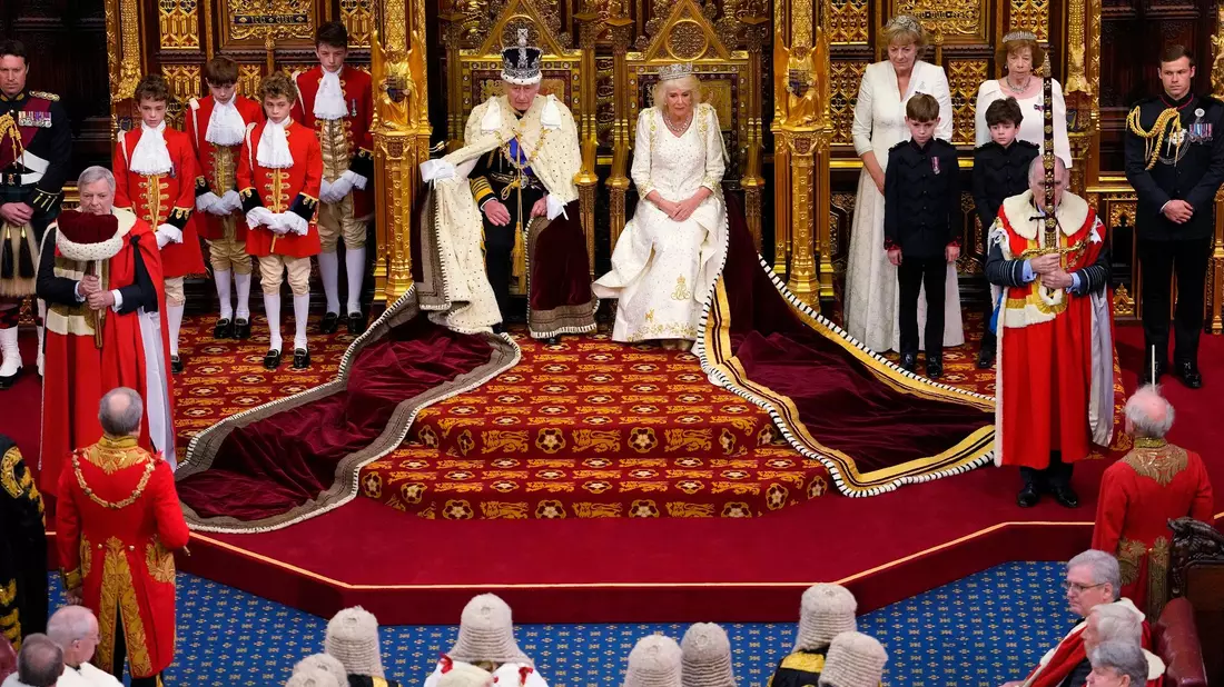 Charles III sitzt neben Camilla während der Eröffnung des Parlaments im Palace of Westminster. - Bild: Kirsty Wigglesworth/AP Pool/AP