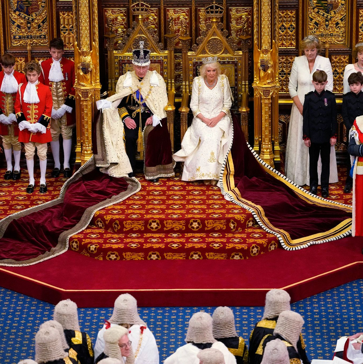 Charles III sitzt neben Camilla während der Eröffnung des Parlaments im Palace of Westminster. - Foto: Kirsty Wigglesworth/AP Pool/AP