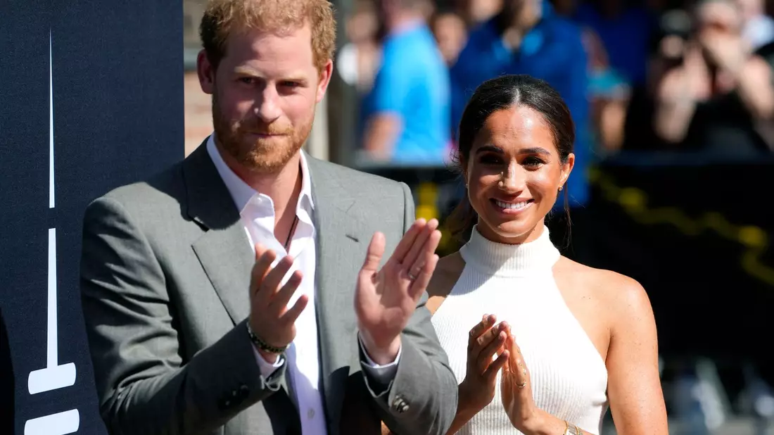 Harry und Meghan haben ihren Wohnsitz in den USA. - Bild: Martin Meissner/AP