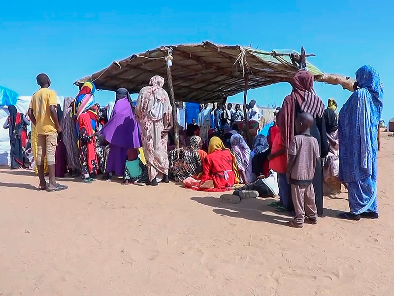 Menschen besteigen einen Lastwagen, um eine Stadt im Sudan zu verlassen. - Foto: Uncredited/AP/dpa