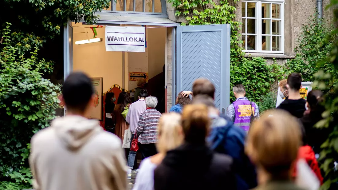 Fast auf den Tag genau ein Jahr nach der kompletten Wiederholung der Wahl zum Berliner Abgeordnetenhaus, bei der im Februar 2023 organisatorisch alles glattging, steht am kommenden Sonntag, 11. Februar, in der Hauptstadt die teilweise Wiederholung der Bundestagswahl an. - Bild: Hauke-Christian Dittrich/dpa