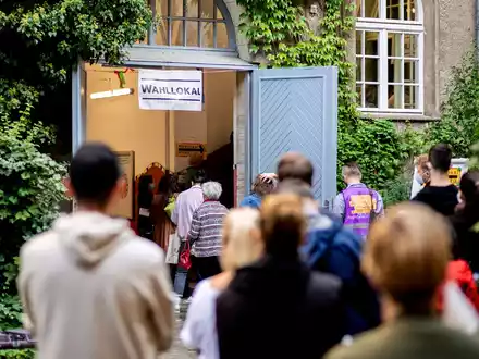 Fast auf den Tag genau ein Jahr nach der kompletten Wiederholung der Wahl zum Berliner Abgeordnetenhaus, bei der im Februar 2023 organisatorisch alles glattging, steht am kommenden Sonntag, 11. Februar, in der Hauptstadt die teilweise Wiederholung der Bundestagswahl an. - Foto: Hauke-Christian Dittrich/dpa