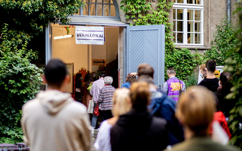 Fast auf den Tag genau ein Jahr nach der kompletten Wiederholung der Wahl zum Berliner Abgeordnetenhaus, bei der im Februar 2023 organisatorisch alles glattging, steht am kommenden Sonntag, 11. Februar, in der Hauptstadt die teilweise Wiederholung der Bundestagswahl an. - Foto: Hauke-Christian Dittrich/dpa