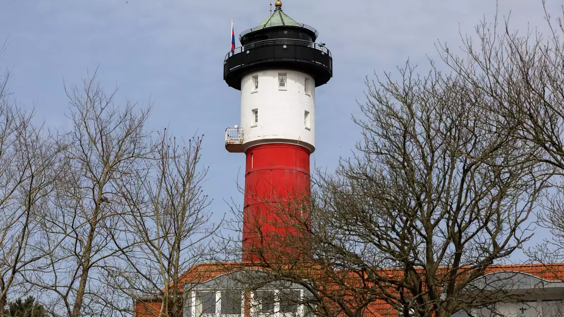 Ein ausgefallener Arbeitsplatz: Wangerooge sucht einen neuen Leuchtturmwärter (Archivbild). - Bild: Mohssen Assanimoghaddam/dpa