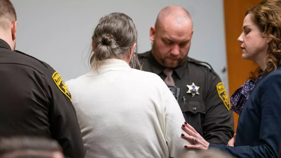 Die Mutter eines Teenagers, der vier Schüler erschossen hatte, wurde wegen fahrlässiger Tötung verurteilt. - Bild: Mandi Wright/Detroit Free Press Pool via AP/dpa