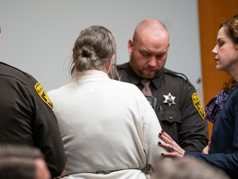 Die Mutter eines Teenagers, der vier Schüler erschossen hatte, wurde wegen fahrlässiger Tötung verurteilt. - Foto: Mandi Wright/Detroit Free Press Pool via AP/dpa