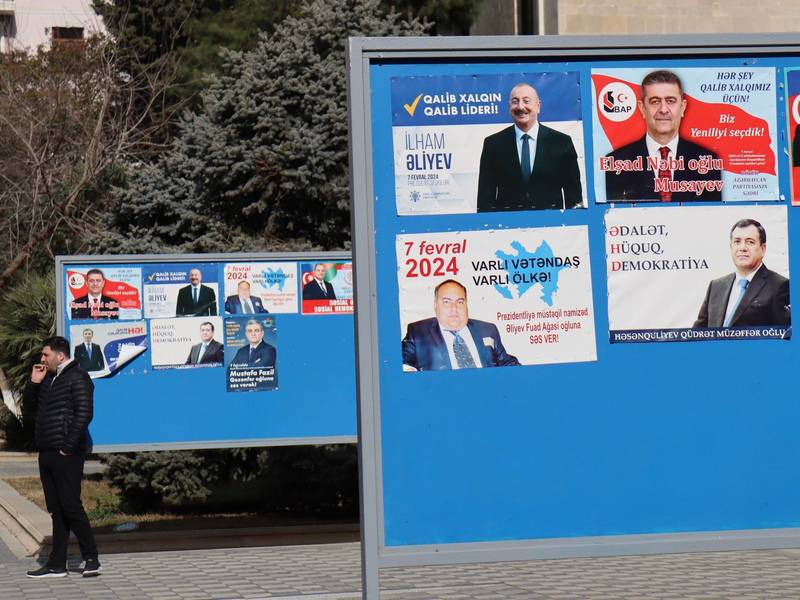 Wahlplakate von allen aserbaidschanischen Präsidentschaftskandidaten. - Foto: Hannah Wagner/dpa