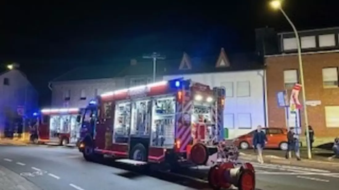 FW Düren: Vollbrand eines Anbaus im Dürener Ortsteil Gürzenich - Bild: presseportal.de