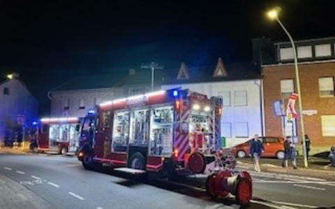 FW Düren: Vollbrand eines Anbaus im Dürener Ortsteil Gürzenich - Foto: presseportal.de