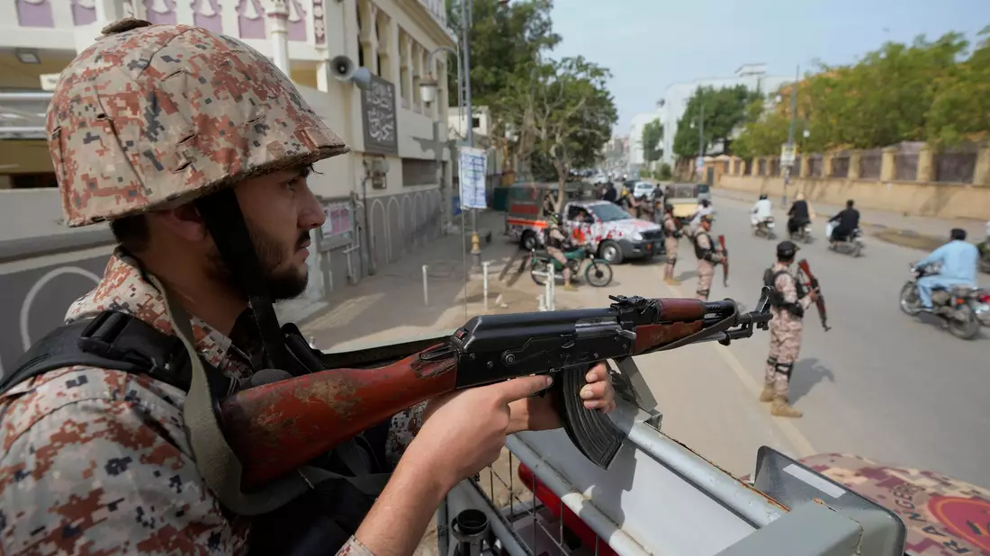 Paramilitärische Soldaten stehen Wache: Die Lage vor den Wahlen in Pakistan mit mehr als 240 Millionen Einwohnern ist angespannt. - Bild: Fareed Khan/AP/dpa