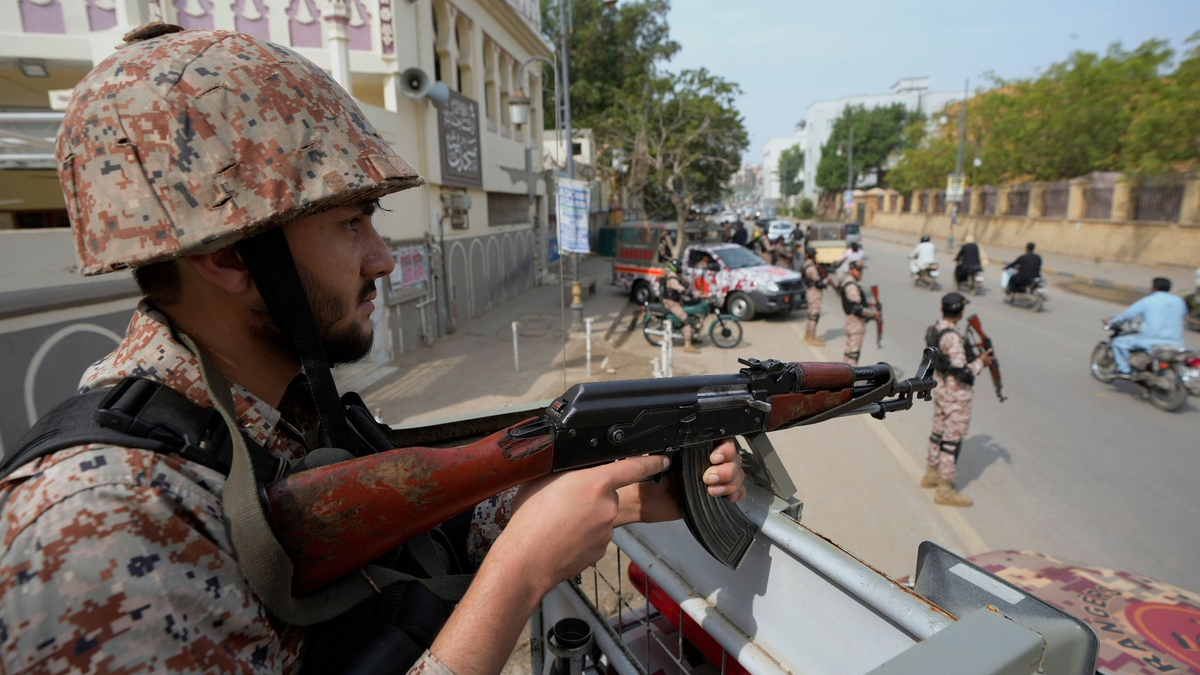 Paramilitärische Soldaten stehen Wache: Die Lage vor den Wahlen in Pakistan mit mehr als 240 Millionen Einwohnern ist angespannt. - Foto: Fareed Khan/AP/dpa