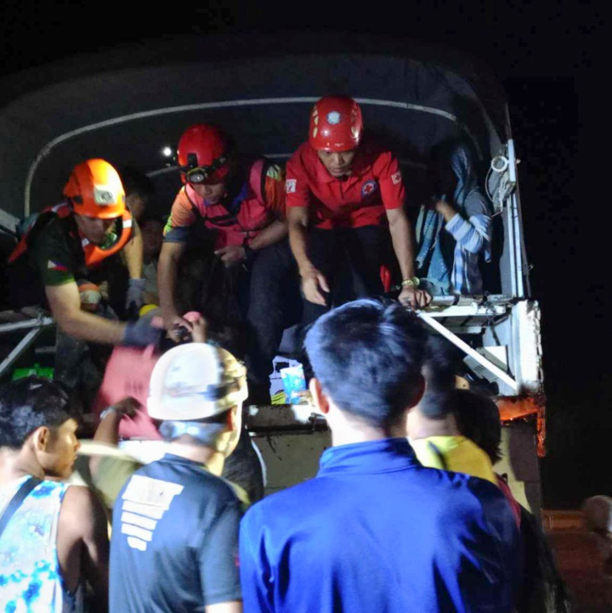 Freiwillige helfen am Mittwoch Bewohnern, sich nach einem Erdrutsch in Sicherheit zu bringen. - Foto: Uncredited/PHILIPPINE RED CROSS/AP/dpa