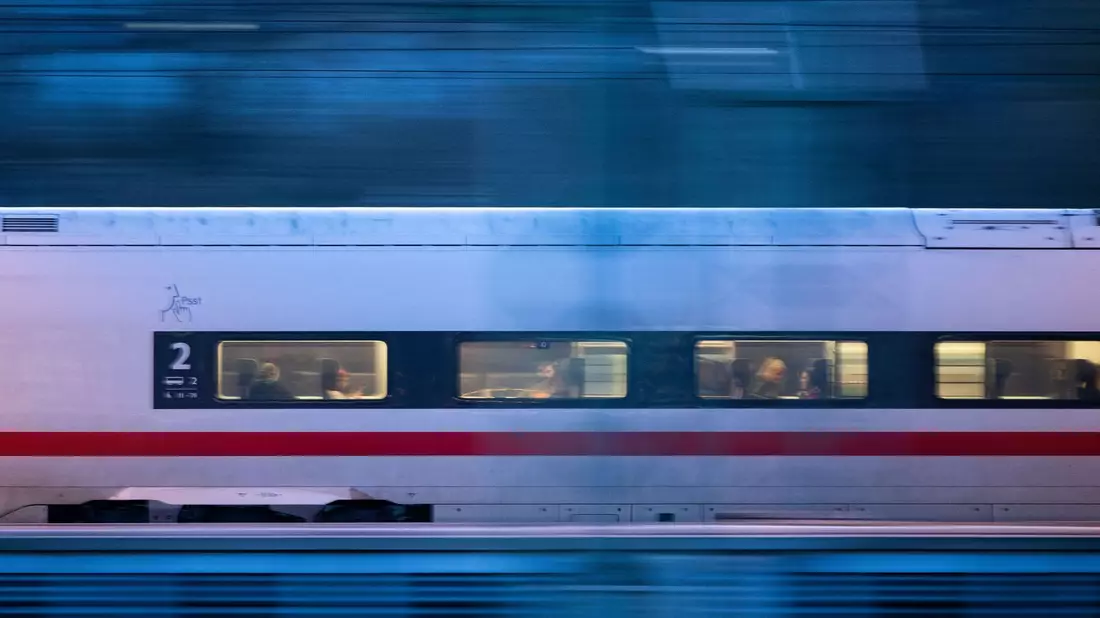In einem solchen ICE hat eine Bahnmitarbeiterin eine Geldbörse mit mehr als 1000 Euro gefunden. - Bild: Marijan Murat/dpa