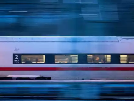In einem solchen ICE hat eine Bahnmitarbeiterin eine Geldbörse mit mehr als 1000 Euro gefunden. - Foto: Marijan Murat/dpa