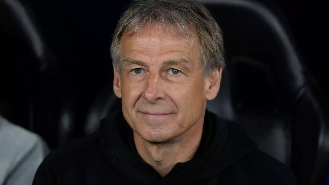 Jürgen Klinsmanns Lächel sorgt in Südkorea für Unmut. - Bild: Thanassis Stavrakis/AP
