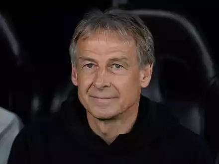 Jürgen Klinsmanns Lächel sorgt in Südkorea für Unmut. - Foto: Thanassis Stavrakis/AP