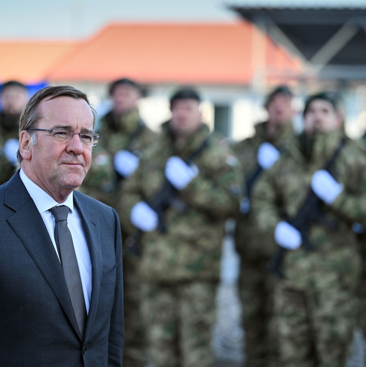 Boris Pistorius im Camp Butmir in Sarajevo. - Foto: Soeren Stache/dpa