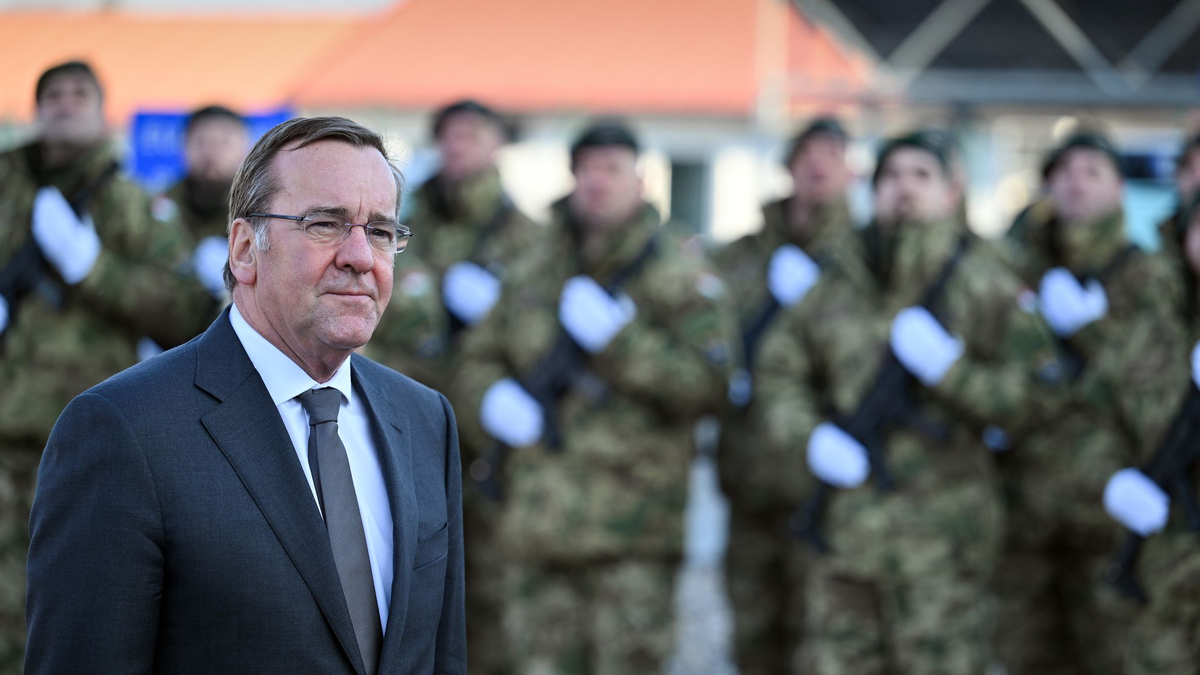 Boris Pistorius im Camp Butmir in Sarajevo. - Foto: Soeren Stache/dpa