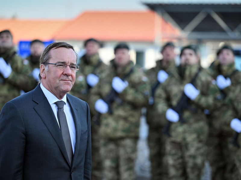 Boris Pistorius im Camp Butmir in Sarajevo. - Foto: Soeren Stache/dpa