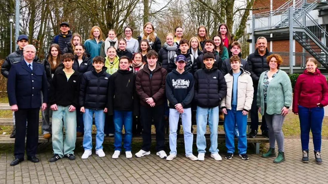 BPOL-F: Umfangreiche Präventionsmaßnahmen stießen am Franziskanergymnasium Kreuzburg in Großkrotzenburg auf reges Interesse - Bild: presseportal.de