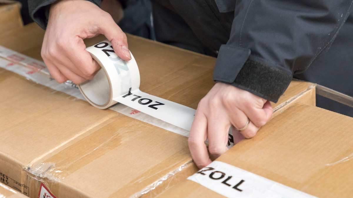 HZA-K: Kölner Zoll findet 23.000 Kilogramm gefälschtes Waschpulver / Schmuggelversuch im LKW aus der Türkei endet beim Zollamt Köln Wahn - Foto: presseportal.de