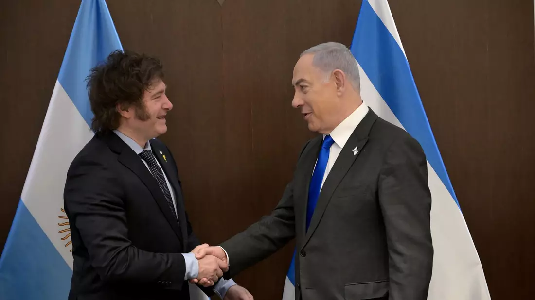Israels Ministerräsident Netanjahu (r) hat den argentinischen Präsidenten Milei in Jerusalem empfangen. - Bild: ---/ Amos Ben-Gershom (GPO)/dpa