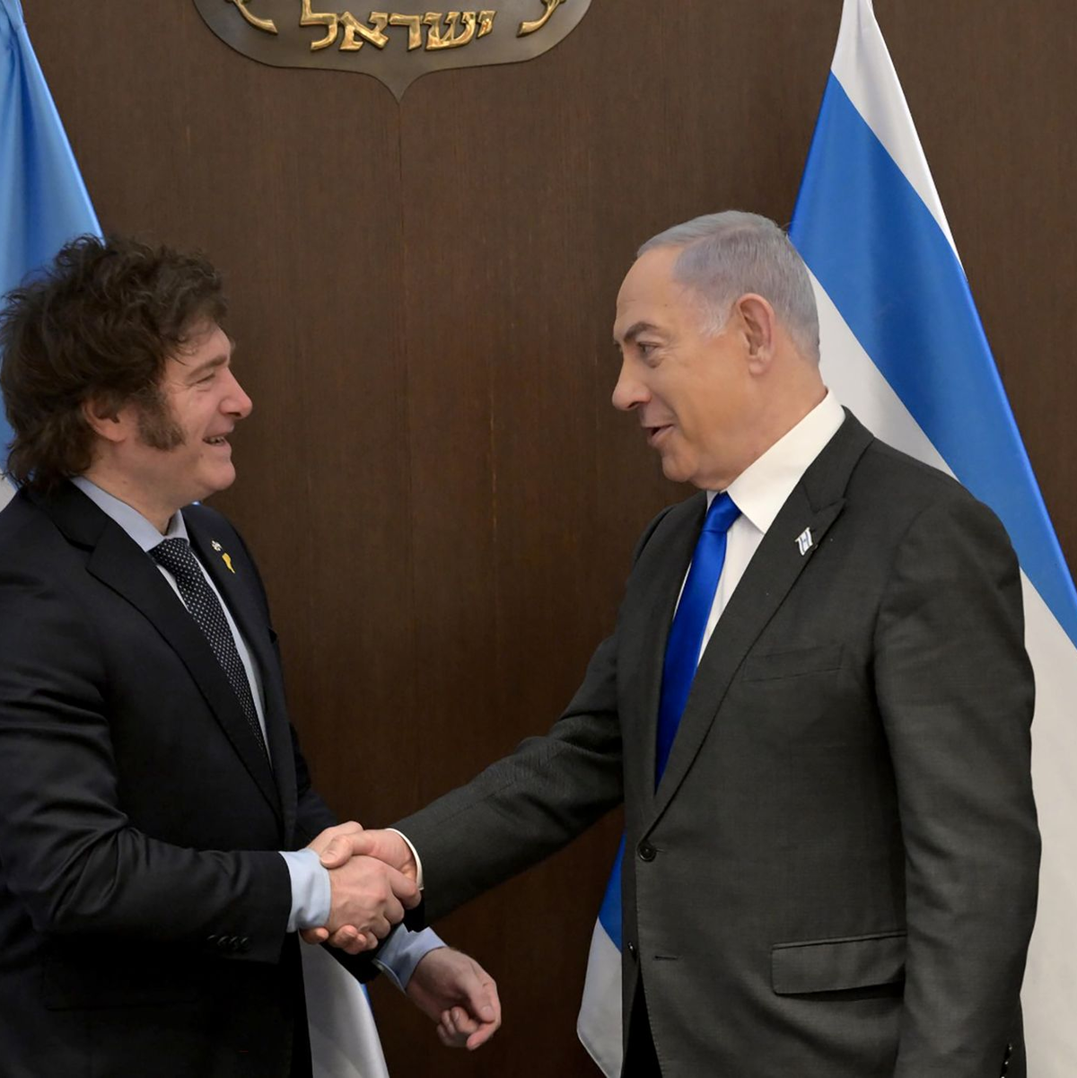 Israels Ministerräsident Netanjahu (r) hat den argentinischen Präsidenten Milei in Jerusalem empfangen. - Foto: ---/ Amos Ben-Gershom (GPO)/dpa