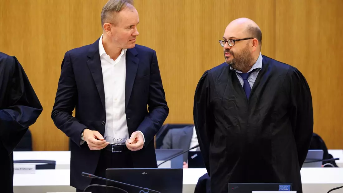 Der frühere Wirecard-Vorstandschef Markus Braun (l) im Gerichtssal neben seinem Rechtsanwalt Nico Werning. - Bild: Matthias Balk/dpa