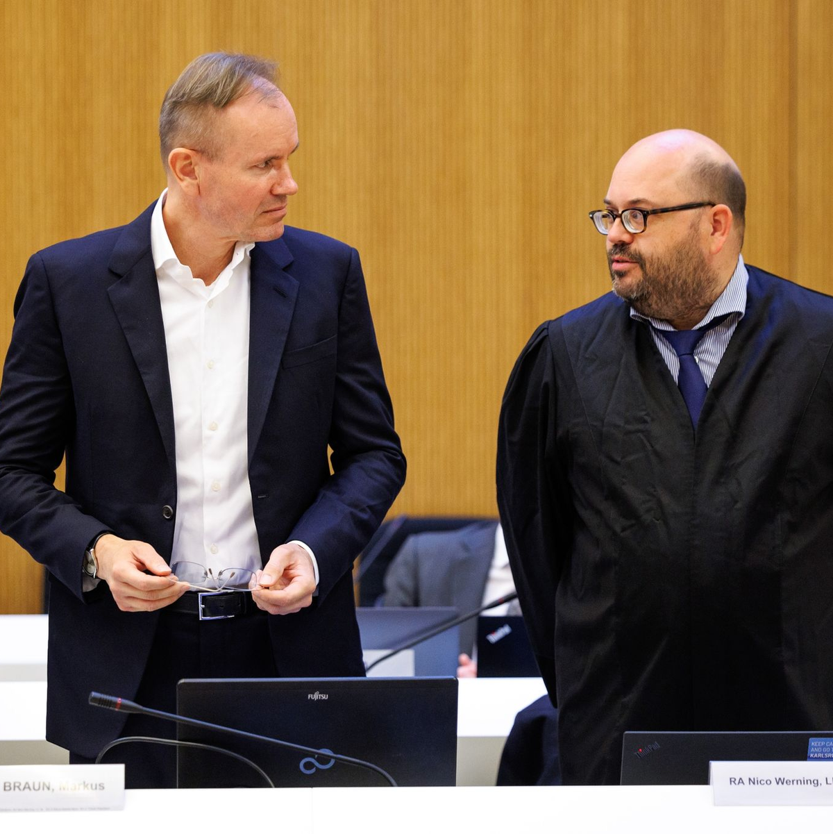 Der frühere Wirecard-Vorstandschef Markus Braun (l) im Gerichtssal neben seinem Rechtsanwalt Nico Werning. - Foto: Matthias Balk/dpa