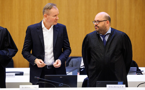Der frühere Wirecard-Vorstandschef Markus Braun (l) im Gerichtssal neben seinem Rechtsanwalt Nico Werning. - Foto: Matthias Balk/dpa