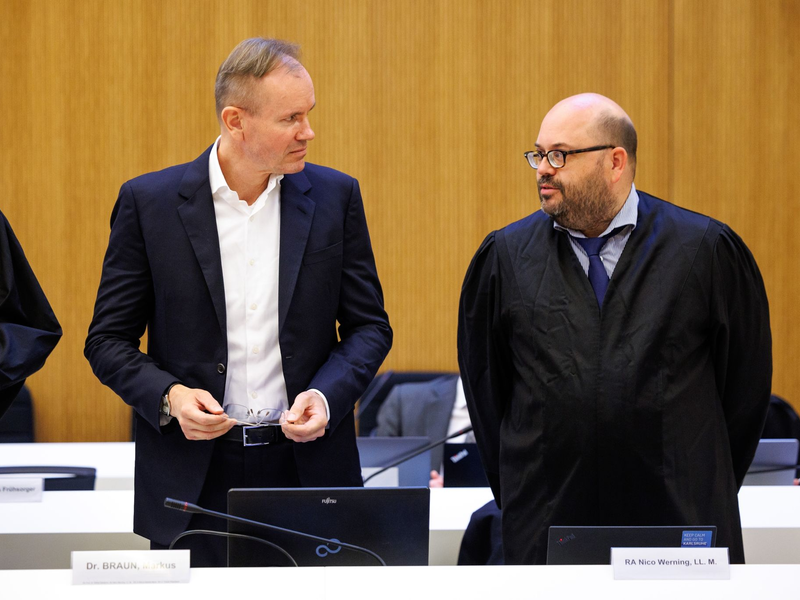 Der frĂŒhere Wirecard-Vorstandschef Markus Braun (l) im Gerichtssal neben seinem Rechtsanwalt Nico Werning. - Foto: Matthias Balk/dpa