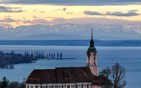 Hinter der ehemaligen Klosterkirche Birnau am Bodensee geht die Sonne auf. Die Alpen sind im Hintergrund zu sehen. - Foto: Felix Kästle/dpa Hinter der ehemaligen Klosterkirche Birnau am Bodensee geht die Sonne auf. Die Alpen sind im Hintergrund zu sehen. - Foto: Felix Kästle/dpa